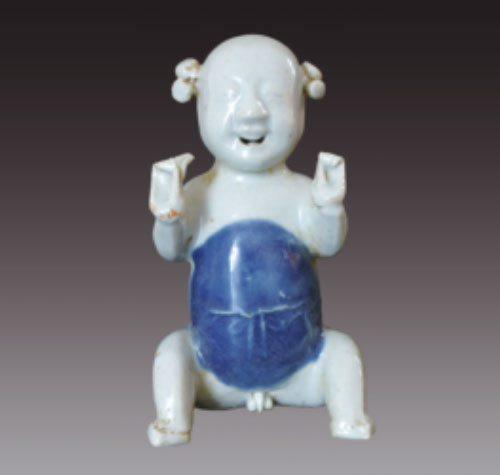 青花童子坐像