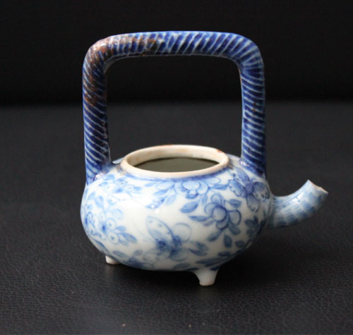 青花花蝶纹三足提梁水注